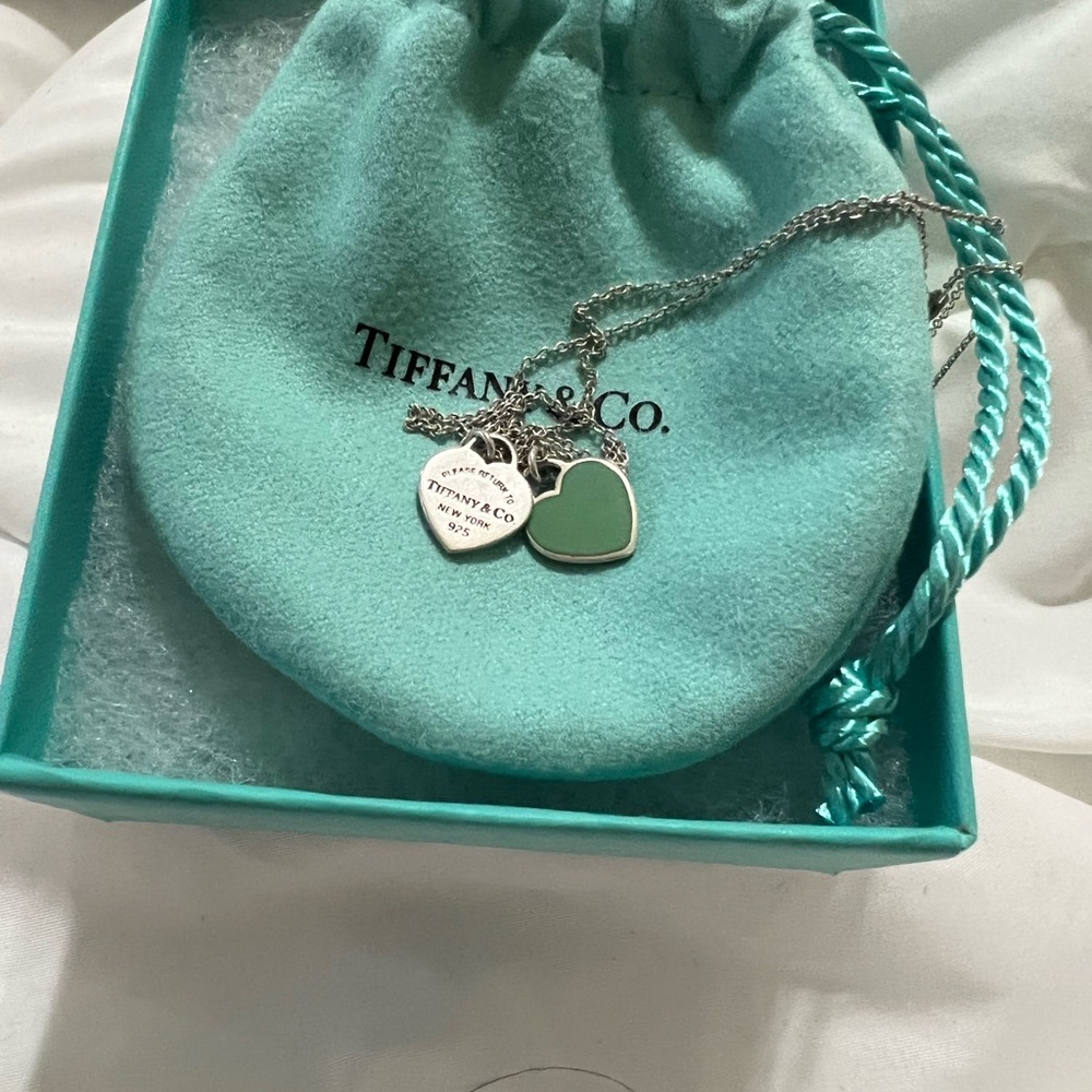 Return to Tiffany’s sterling silver necklace with Tiffany’s iconic Blue heart.